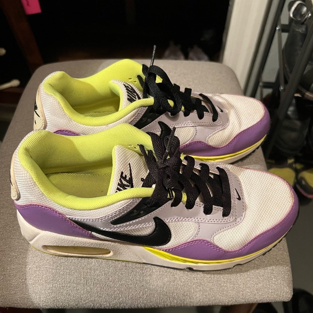 Nike air max Women's Purple, Black, and White Sneakers